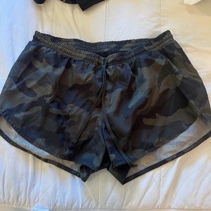 Old navy 3in dolphin hem camo shorts